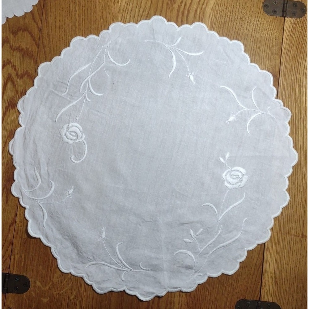 Vtg White Crochet Embroidery Cotton/Linen Doilie Roses 19"
